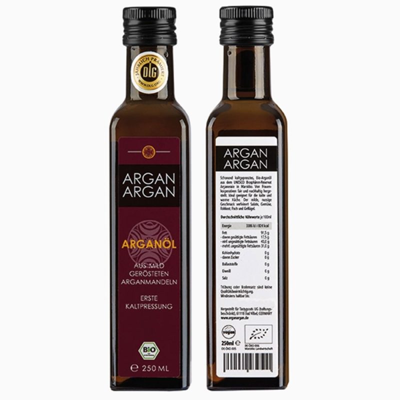 Arganoelausmarokko2 Entdecken Sie unser hochwertiges Bio-Arganöl, das aus den Nüssen des Arganbaums in Marokko gewonnen wird. Reich an essentiellen Fettsäuren und Antioxidantien, ist dieses natürliche Öl ideal für die Haut- und Haarpflege. Es spendet Feuchtigkeit, fördert die Elastizität der Haut und verleiht dem Haar einen strahlenden Glanz. Nutzen Sie Bio-Arganöl auch in der Küche für ein gesundes Geschmackserlebnis. Perfekt für Salate und Dressings! Genießen Sie die vielseitigen Vorteile unseres Bio-Arganöls und unterstützen Sie nachhaltige Anbaumethoden.