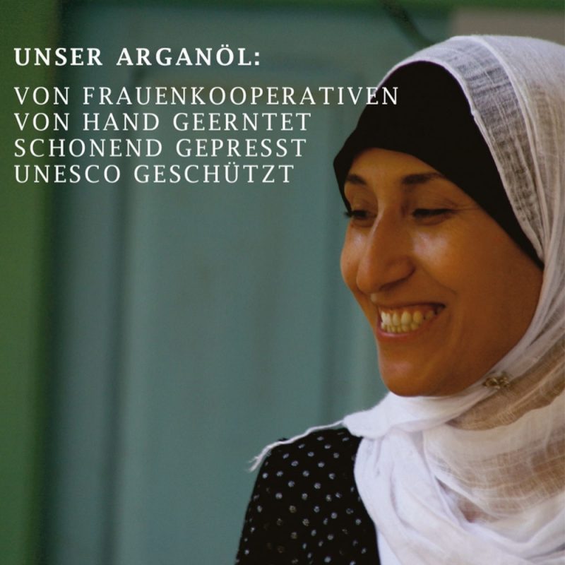 Arganoelausmarokko3 Entdecken Sie unser hochwertiges Bio-Arganöl, das aus den Nüssen des Arganbaums in Marokko gewonnen wird. Reich an essentiellen Fettsäuren und Antioxidantien, ist dieses natürliche Öl ideal für die Haut- und Haarpflege. Es spendet Feuchtigkeit, fördert die Elastizität der Haut und verleiht dem Haar einen strahlenden Glanz. Nutzen Sie Bio-Arganöl auch in der Küche für ein gesundes Geschmackserlebnis. Perfekt für Salate und Dressings! Genießen Sie die vielseitigen Vorteile unseres Bio-Arganöls und unterstützen Sie nachhaltige Anbaumethoden.