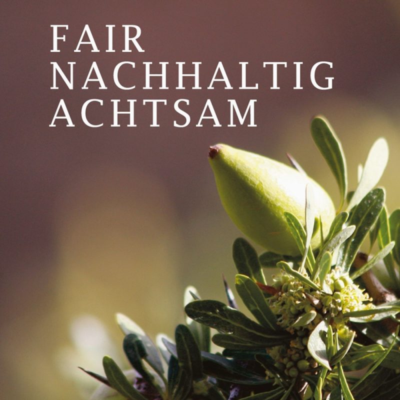 Arganoelausmarokko4 Entdecken Sie unser hochwertiges Bio-Arganöl, das aus den Nüssen des Arganbaums in Marokko gewonnen wird. Reich an essentiellen Fettsäuren und Antioxidantien, ist dieses natürliche Öl ideal für die Haut- und Haarpflege. Es spendet Feuchtigkeit, fördert die Elastizität der Haut und verleiht dem Haar einen strahlenden Glanz. Nutzen Sie Bio-Arganöl auch in der Küche für ein gesundes Geschmackserlebnis. Perfekt für Salate und Dressings! Genießen Sie die vielseitigen Vorteile unseres Bio-Arganöls und unterstützen Sie nachhaltige Anbaumethoden.