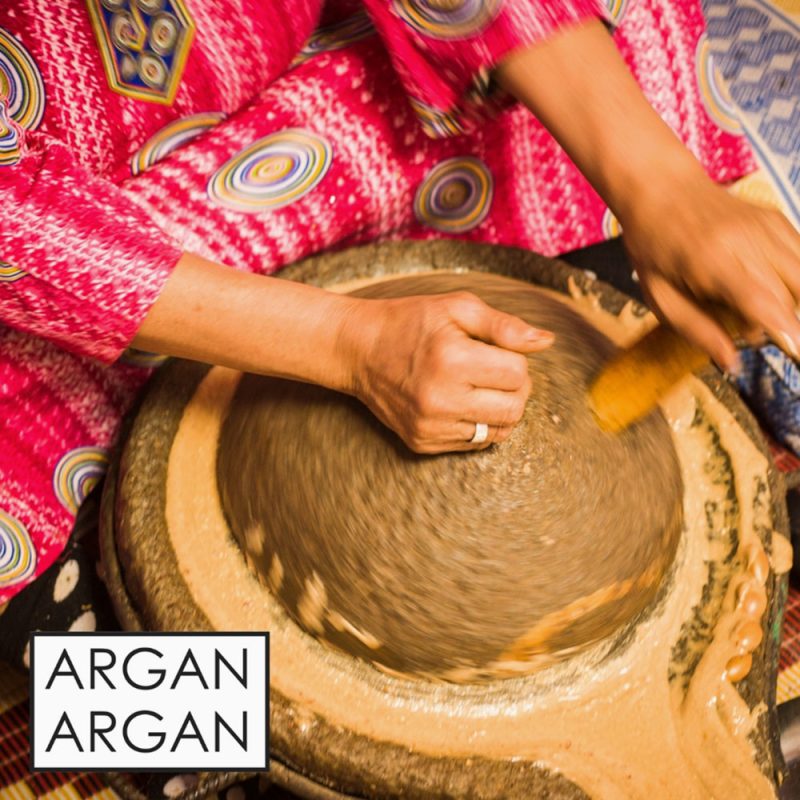 Arganoelausmarokko6 Entdecken Sie unser hochwertiges Bio-Arganöl, das aus den Nüssen des Arganbaums in Marokko gewonnen wird. Reich an essentiellen Fettsäuren und Antioxidantien, ist dieses natürliche Öl ideal für die Haut- und Haarpflege. Es spendet Feuchtigkeit, fördert die Elastizität der Haut und verleiht dem Haar einen strahlenden Glanz. Nutzen Sie Bio-Arganöl auch in der Küche für ein gesundes Geschmackserlebnis. Perfekt für Salate und Dressings! Genießen Sie die vielseitigen Vorteile unseres Bio-Arganöls und unterstützen Sie nachhaltige Anbaumethoden.