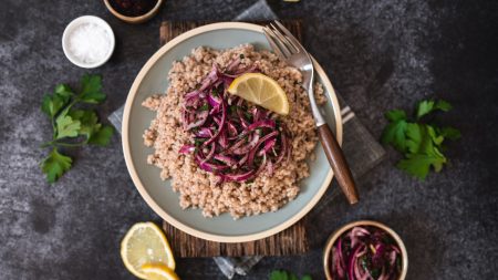 Sumach, ein fruchtig-säuerliches Gewürz, und Maftoul, die traditionelle Variante von Couscous, verleihen orientalischen Gerichten eine besondere Note. Ideal für authentische, mediterrane Rezepte mit intensiven Aromen und einzigartigem Geschmack!