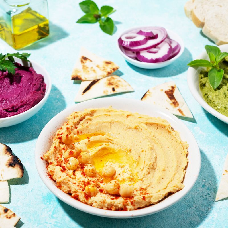 HummusmitLinsen3 Entdecken Sie die köstliche Welt des Hummus! Dieser cremige Dip aus Kichererbsen, Tahini und Olivenöl ist nicht nur vielseitig und gesund, sondern auch einfach selbst herzustellen. Perfekt als Brotaufstrich, Dip oder Beilage – Hummus bringt leckeren Geschmack und pflanzliches Protein in Ihre Küche.