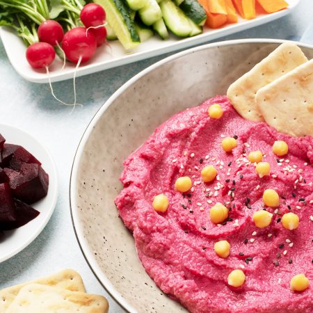 Entdecken Sie die köstliche Welt des Hummus! Dieser cremige Dip aus Kichererbsen, Tahini und Olivenöl ist nicht nur vielseitig und gesund, sondern auch einfach selbst herzustellen. Perfekt als Brotaufstrich, Dip oder Beilage – Hummus bringt leckeren Geschmack und pflanzliches Protein in Ihre Küche.