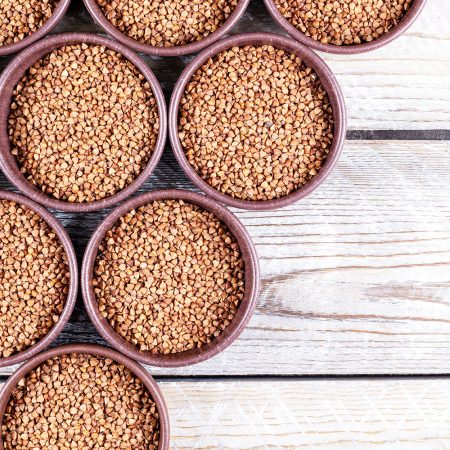 Entdecken Sie die köstliche Welt des Hummus! Dieser cremige Dip aus Kichererbsen, Tahini und Olivenöl ist nicht nur vielseitig und gesund, sondern auch einfach selbst herzustellen. Perfekt als Brotaufstrich, Dip oder Beilage – Hummus bringt leckeren Geschmack und pflanzliches Protein in Ihre Küche.