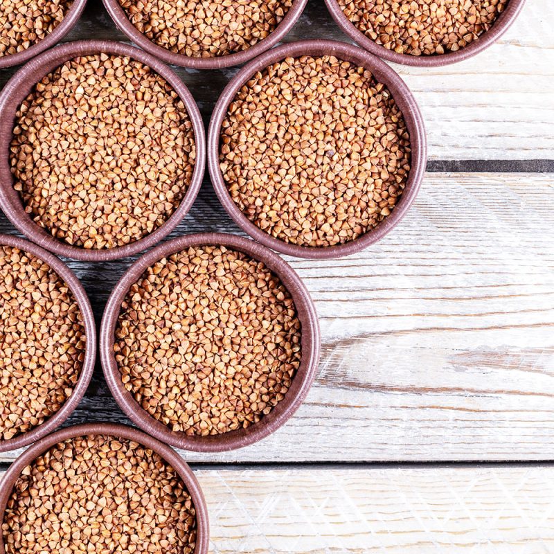 linsen1 Entdecken Sie die köstliche Welt des Hummus! Dieser cremige Dip aus Kichererbsen, Tahini und Olivenöl ist nicht nur vielseitig und gesund, sondern auch einfach selbst herzustellen. Perfekt als Brotaufstrich, Dip oder Beilage – Hummus bringt leckeren Geschmack und pflanzliches Protein in Ihre Küche.